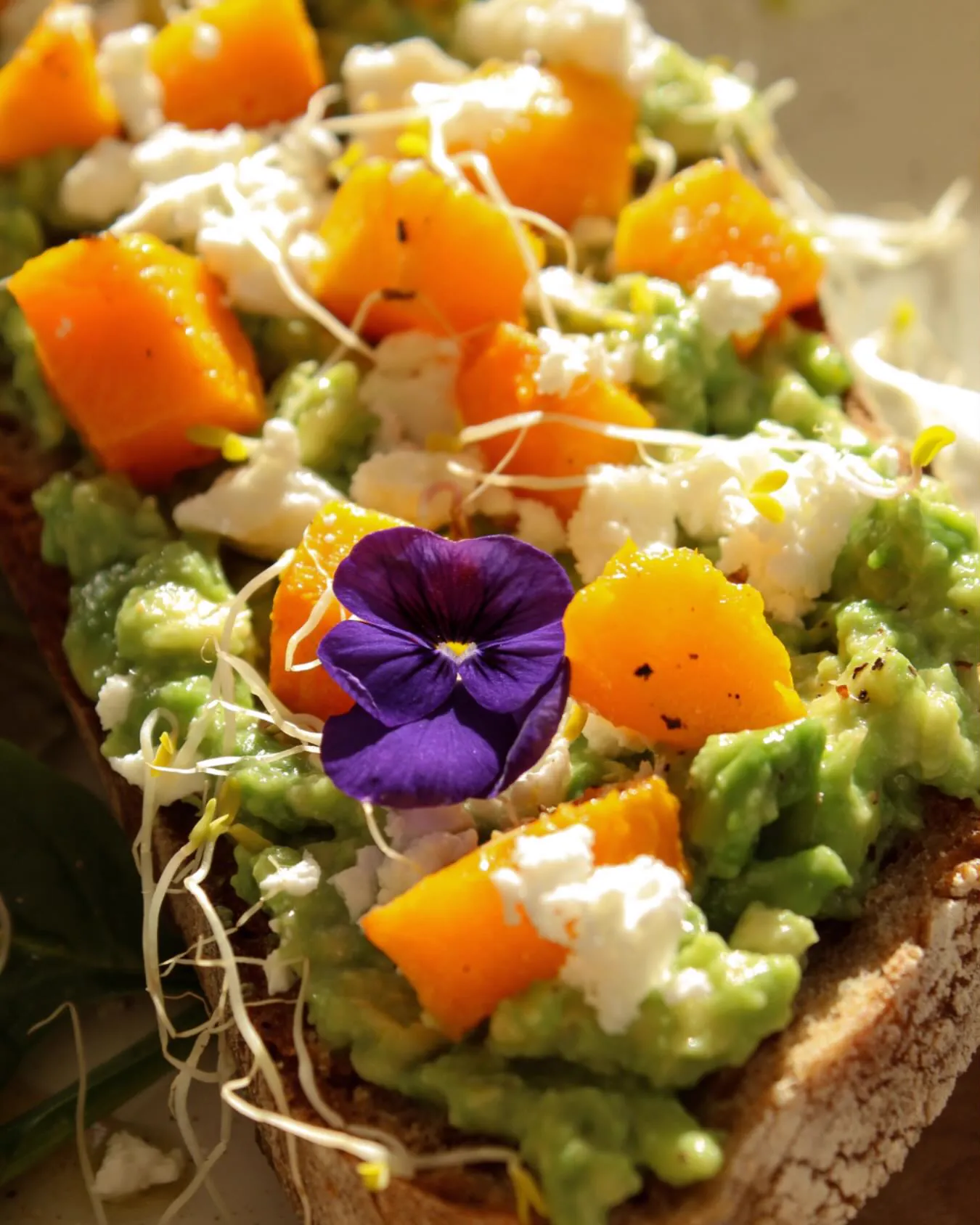 Toast avocat, légumes et fleurs comestibles