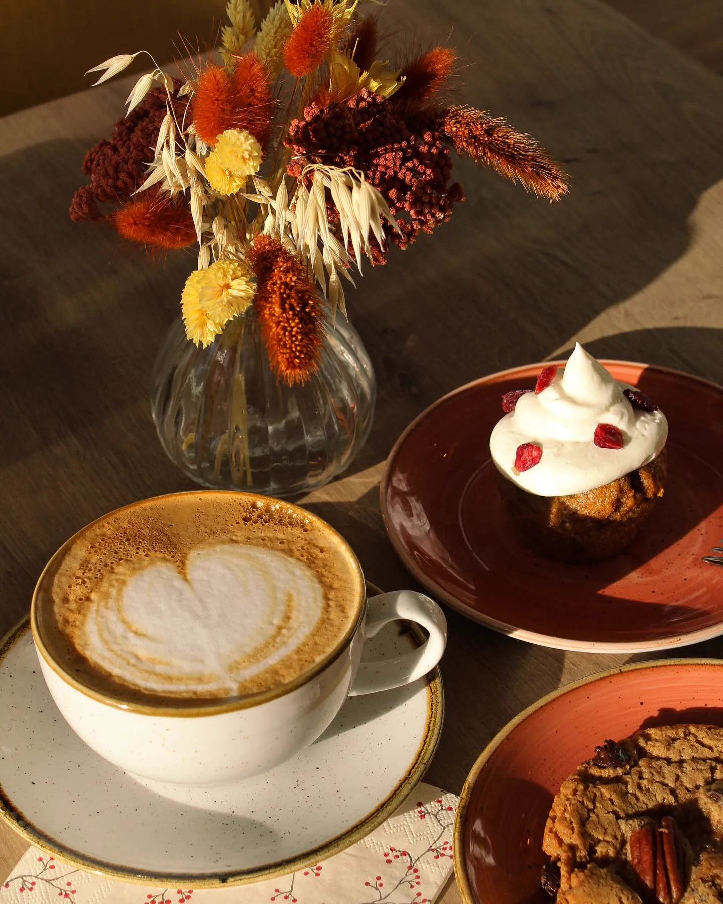 Cafe latte et patisserie sur une table chaude