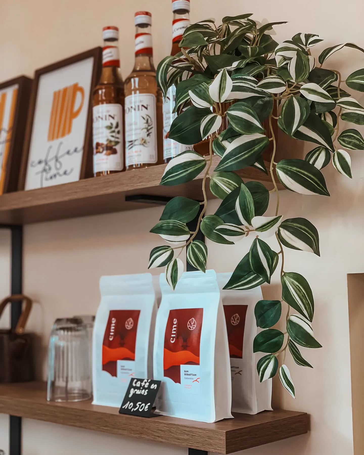 Sachets de cafe et plante sur une etagere