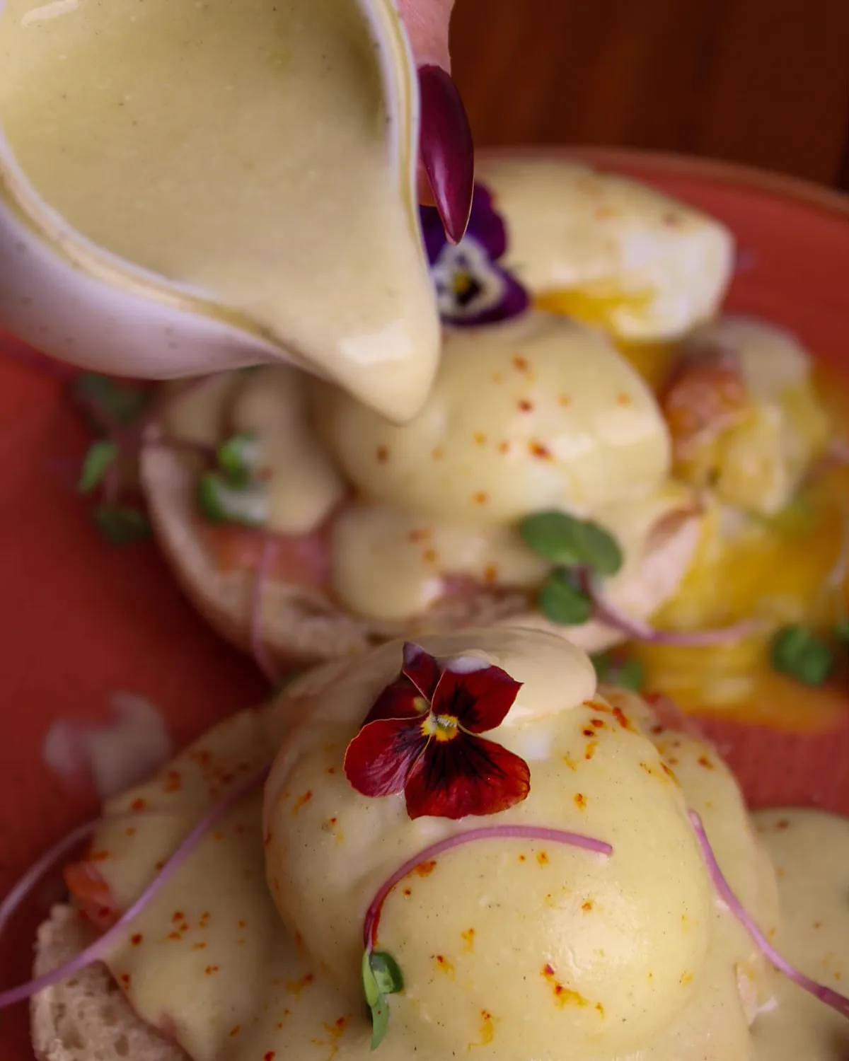 Oeufs nappes sur une assiette de brunch