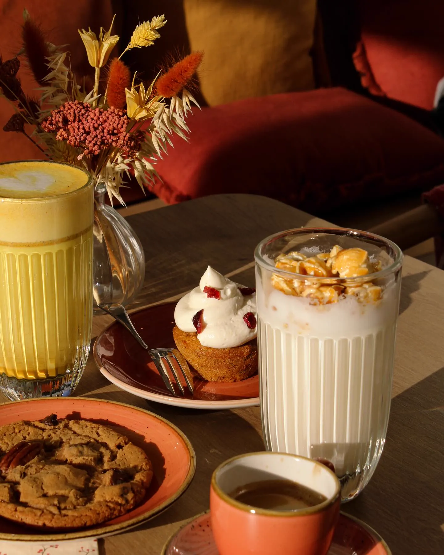 Boissons, patisseries et fleurs sechees dans une ambiance chaude