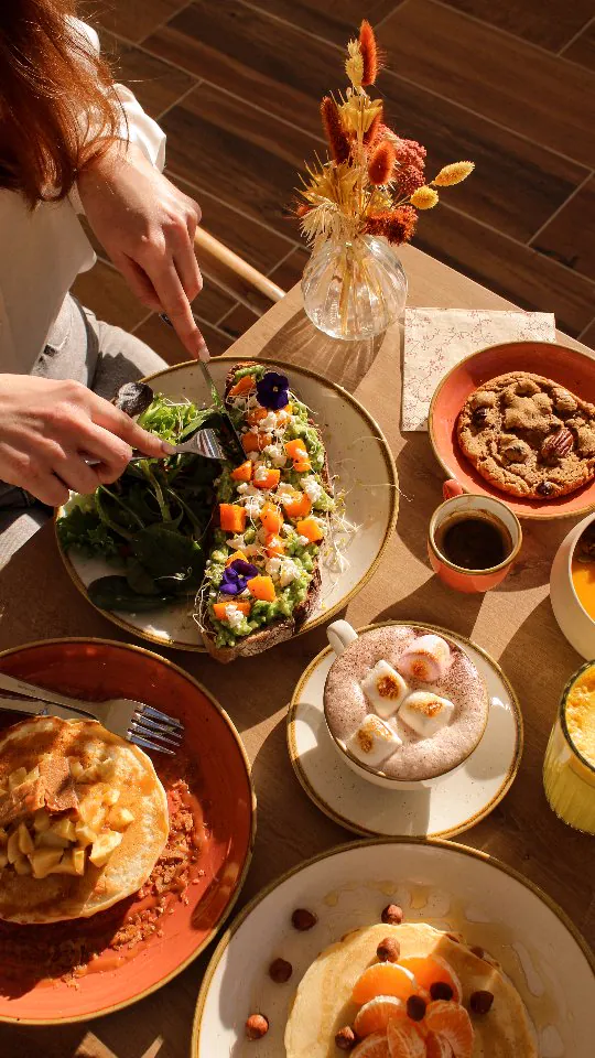 Table de brunch coloree chez CLY Coffee House