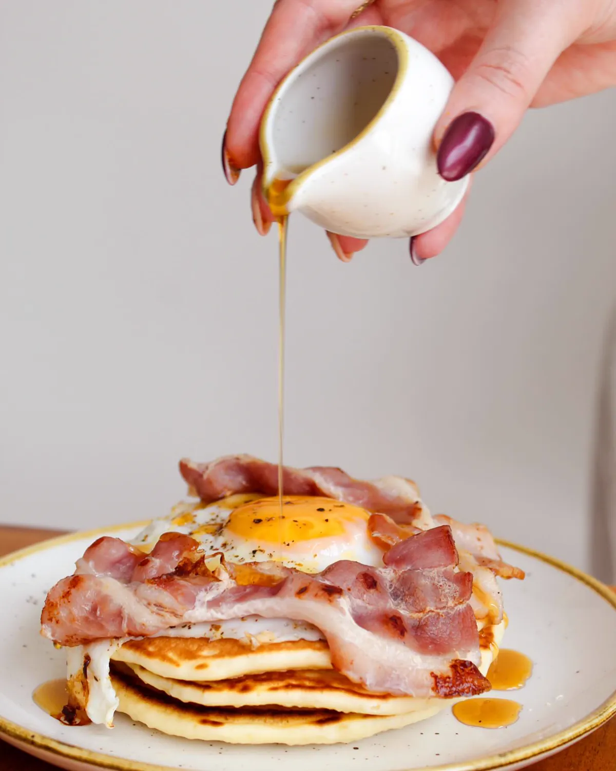 Pancakes avec oeuf et sirop verse