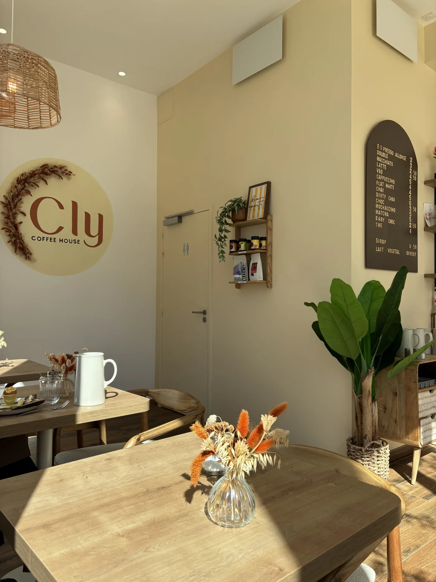 La salle de CLY Coffee House, avec le logo peint au mur